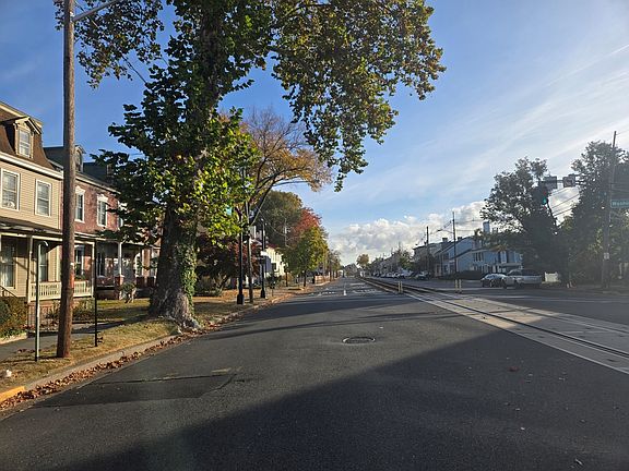 5th image of 219 W Broad St