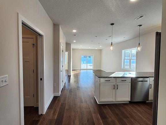 4th image of 406 Norske St