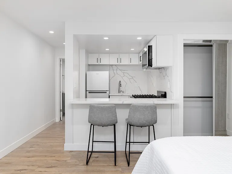 The Roscomare Apartments — Photo 16