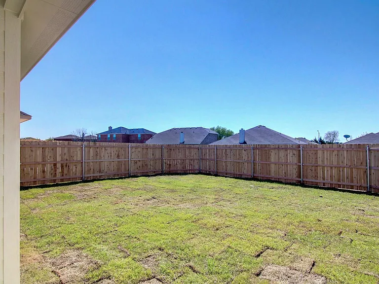 2038 Dyer St — Photo 5