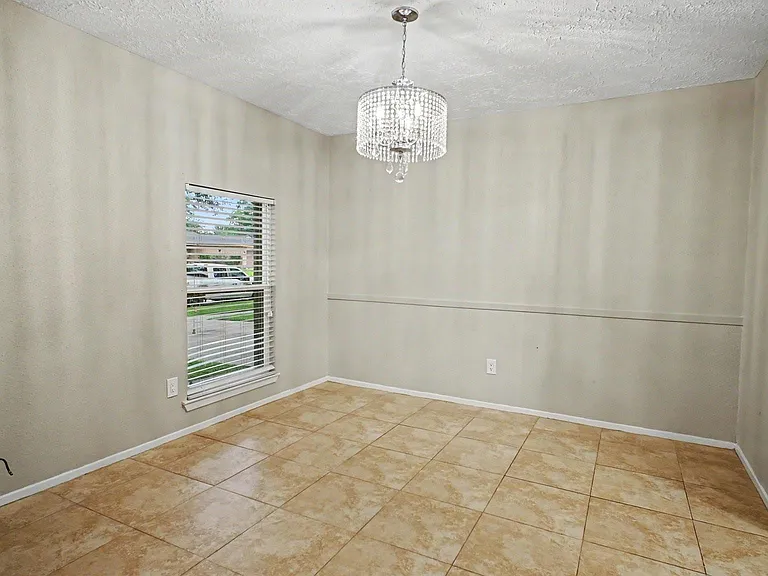 215 Redbud Cir — Photo 3
