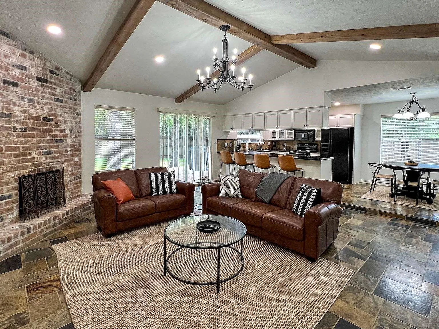 3 bed, 2.0 bath, 1700 sqft, $3,500 — Photo 4