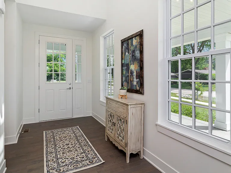 724 Derby Ln — Photo 2