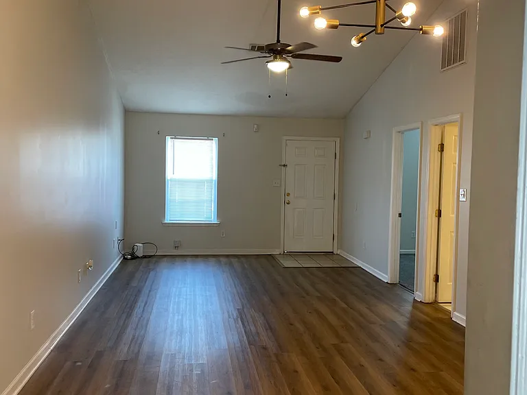 303 Brock Ln — Photo 8