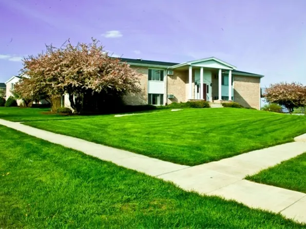589 Dean Dr, South Elgin, IL 60177