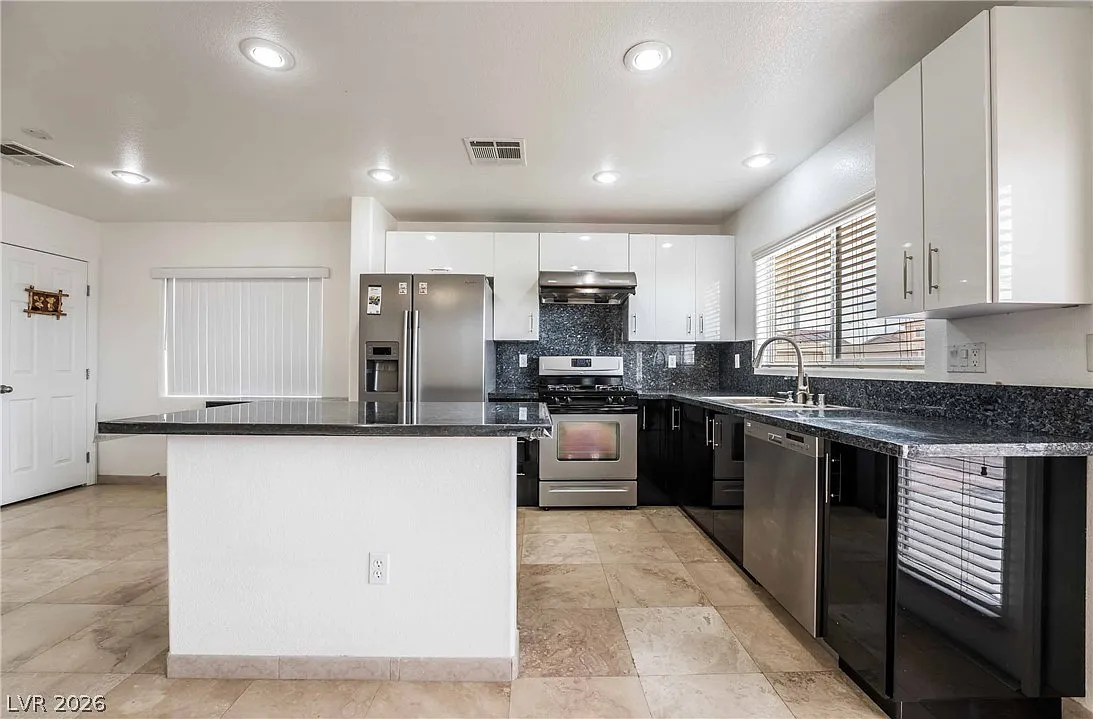 4 bed, 2.5 bath, 1740 sqft, $2,050 — Photo 3