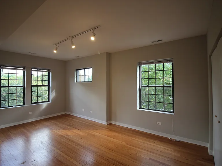 3102-3104 W Sunnyside Ave #3W — Photo 6