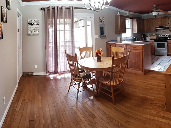 5th image of 132 Amhurst Ln