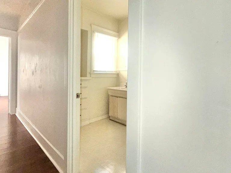 Large bathroom off of hallway