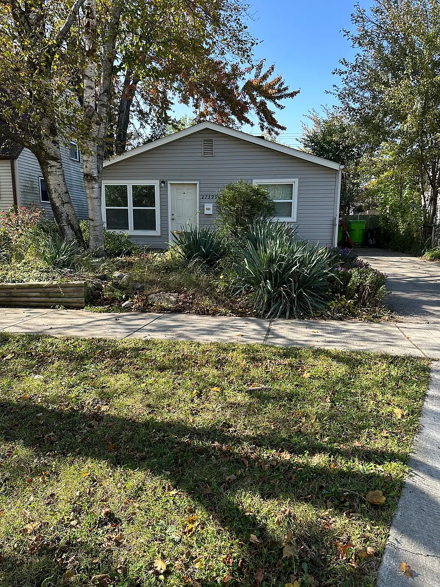 27399 Brettonwoods St photo 1