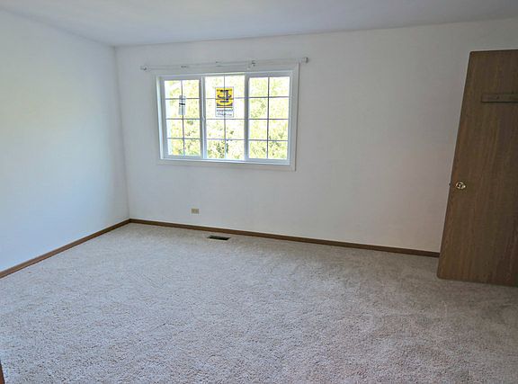2nd image of 1405 Oakleaf Ln #1405