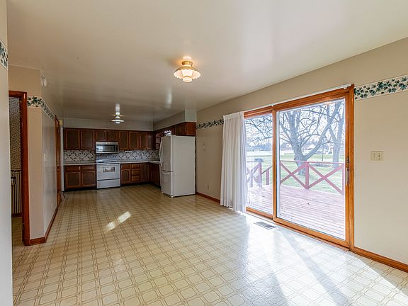 3rd image of 2100 Guiles Ave