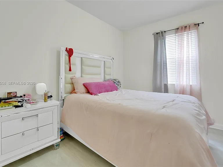 101 NE 37th Pl — Photo 10