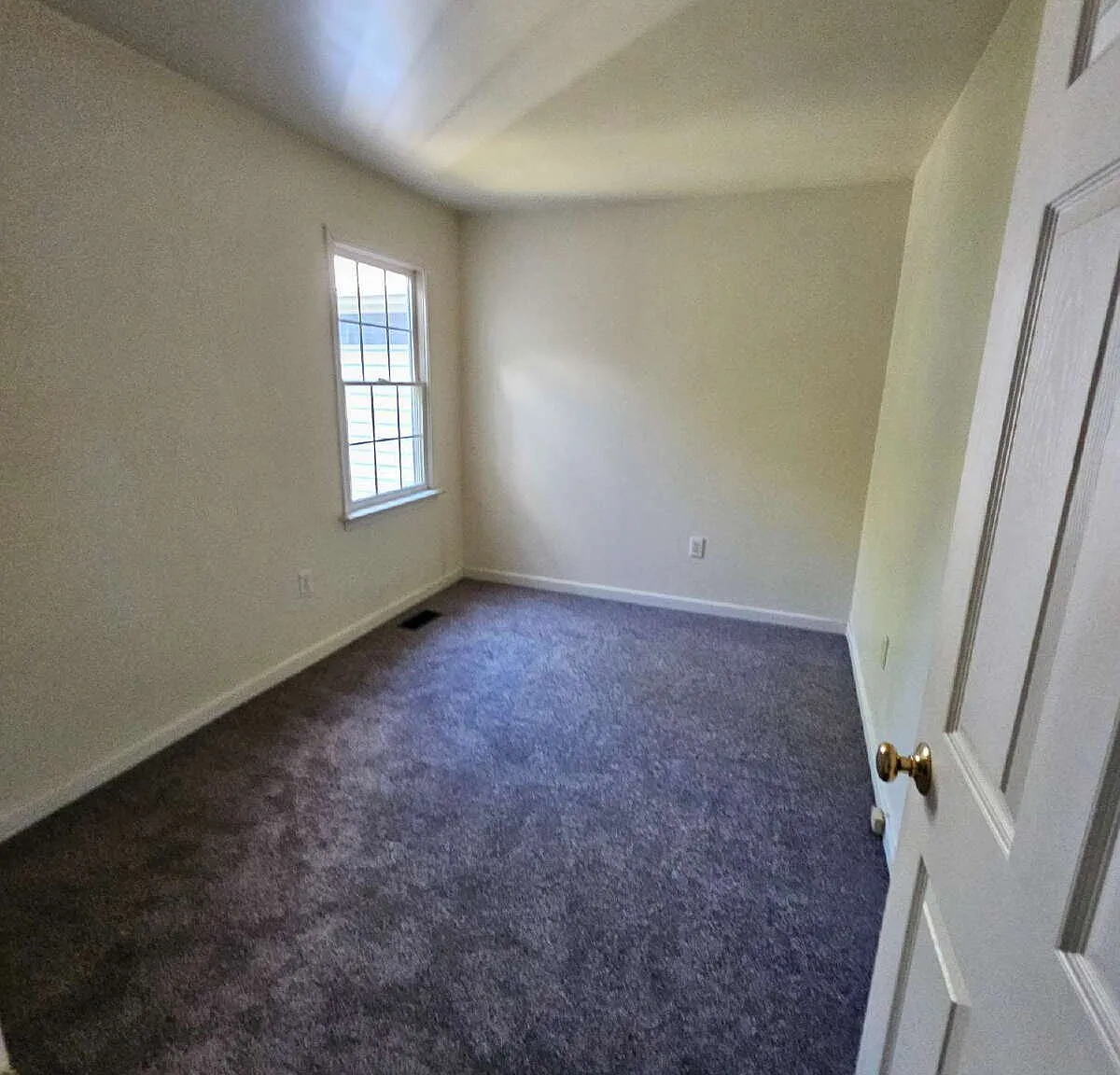 4 bed, 1.5 bath, 1688 sqft, $2,470 — Photo 3