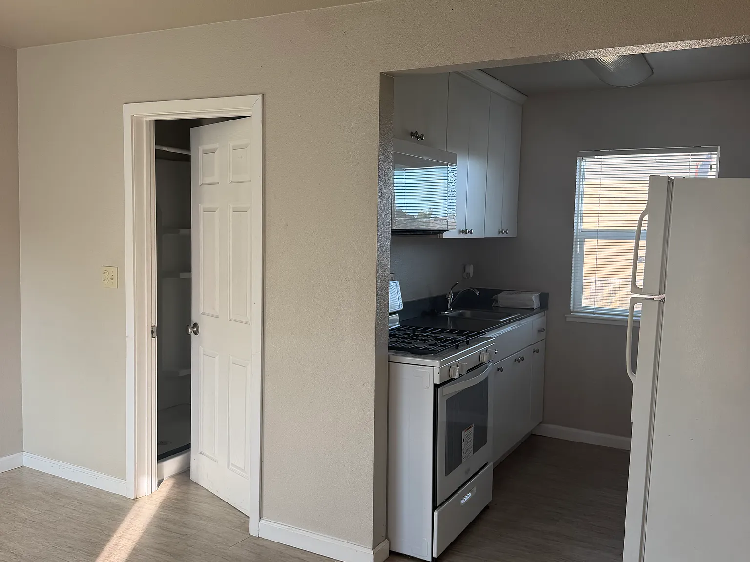 1 bed, 594 sqft, $1,200 — Photo 2
