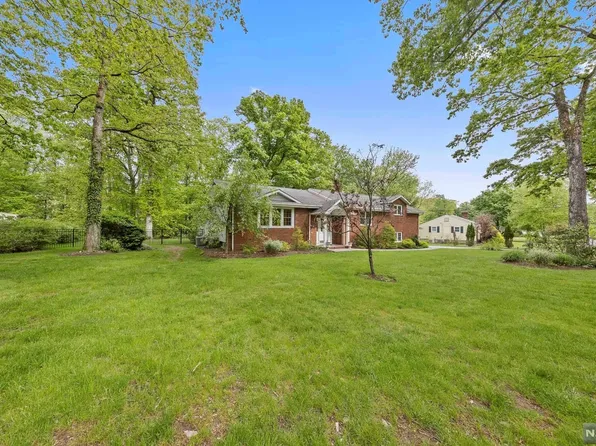 46 Arcadia Rd, Woodcliff Lake, NJ 07677