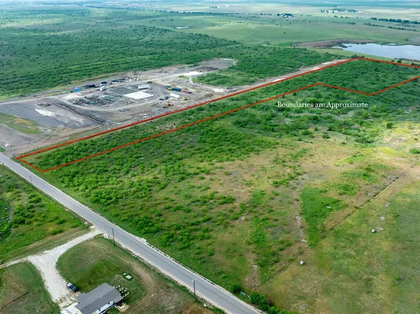 1050 E Herrin Dr, Coupland, TX 78615