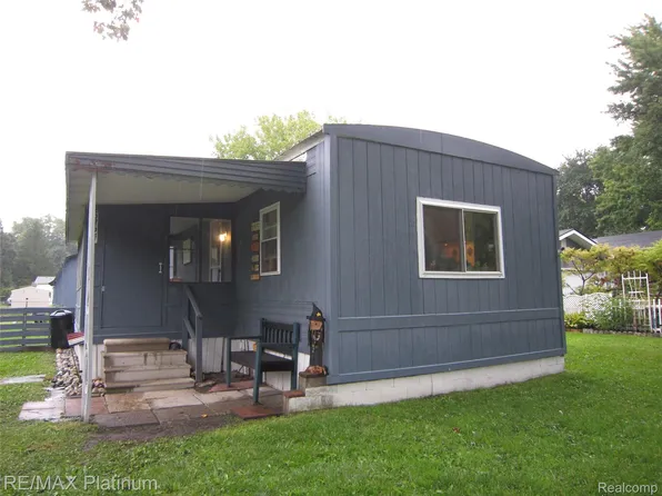 5727 Maunee Dr, Howell, MI 48843