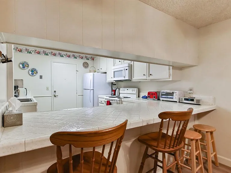 1068 Isabella Ave — Photo 9