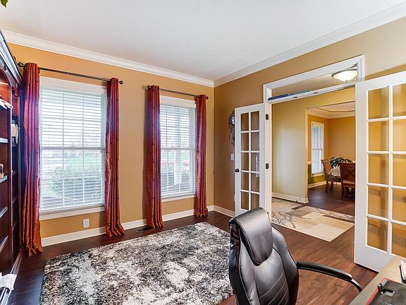 4th image of 815 Kentucky Cir