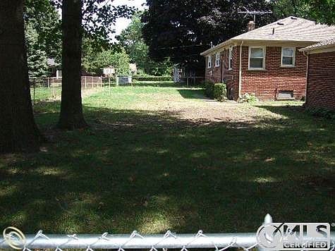 LARGE SHADED BACKYARD