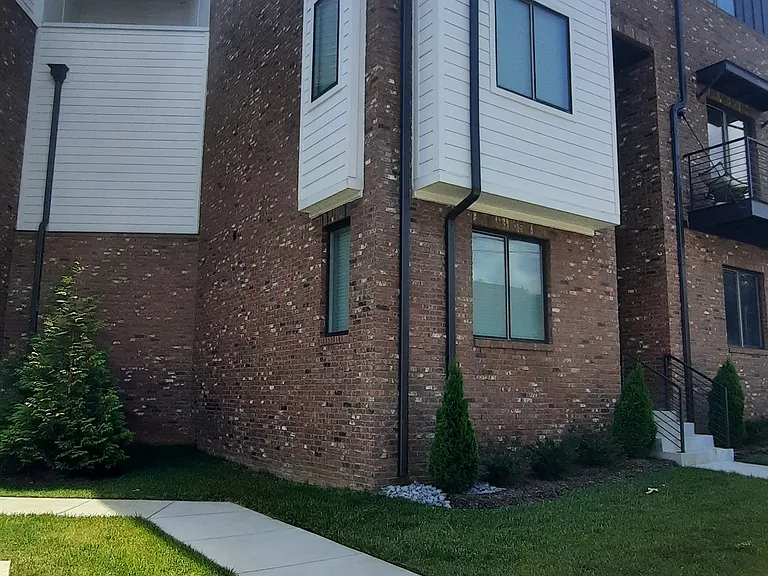 490 W Trinity Ln — Photo 2