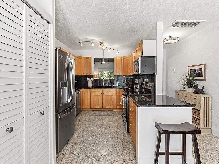 340 NE 7th Ave — Photo 16