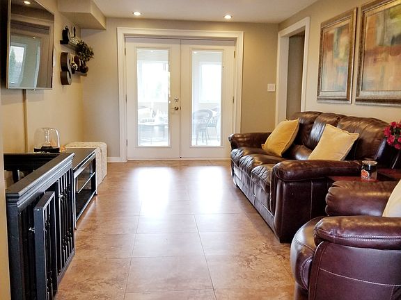 2nd image of 376 Sunset Ct