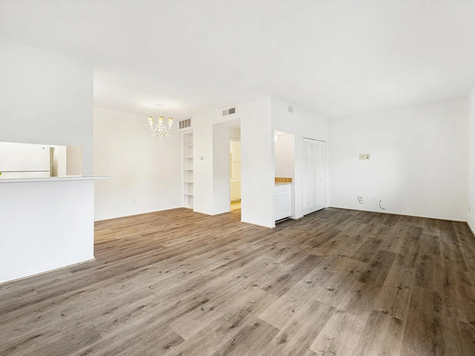 2 bed, 1.0 bath, 948 sqft, $1,300 — Photo 3