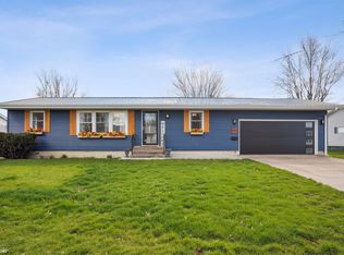 139 Maple Dr, Mediapolis, IA 52637