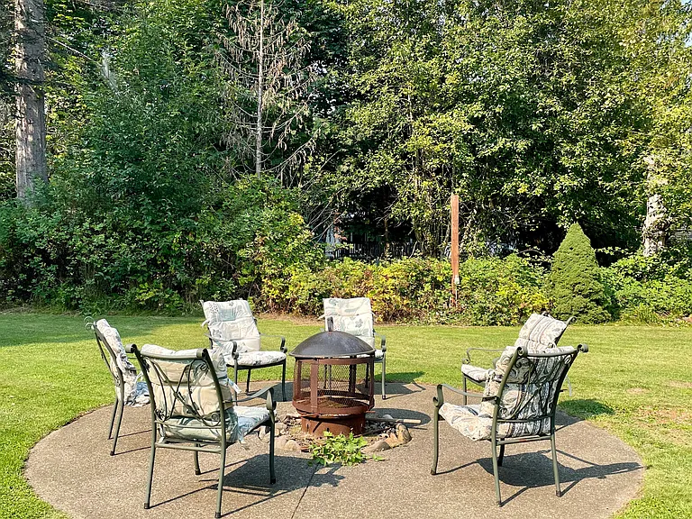 NE Shore Pl — Photo 2