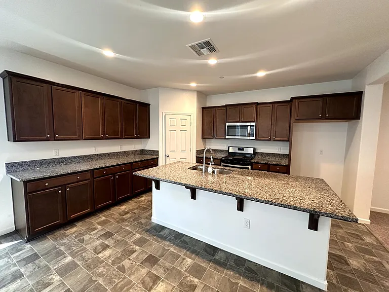 2893 N Schneider Ave — Photo 4