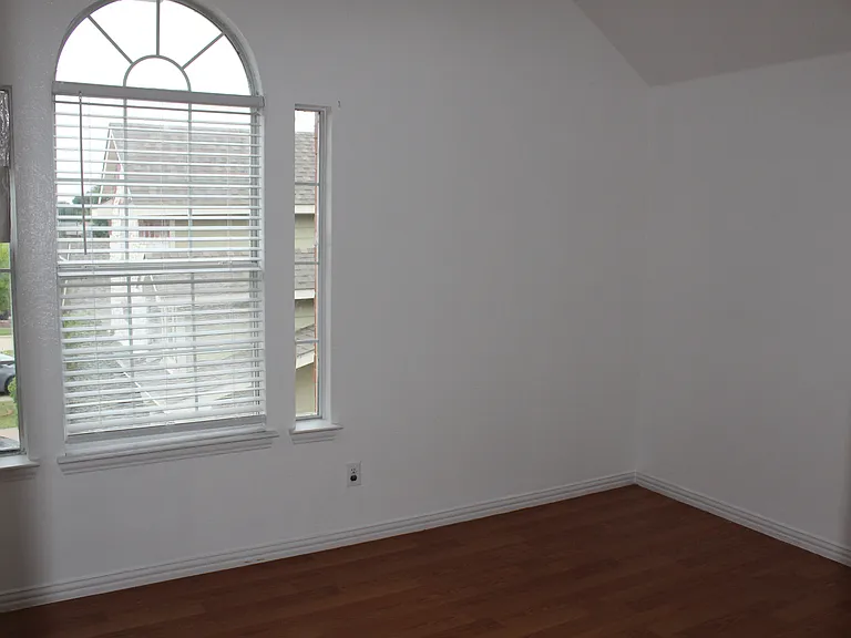 5017 Remington Dr — Photo 5