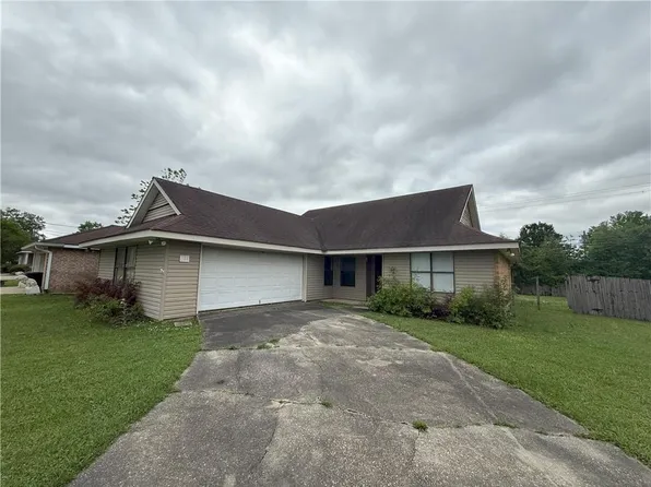 300 Lionel Ct, Abita Springs, LA 70420