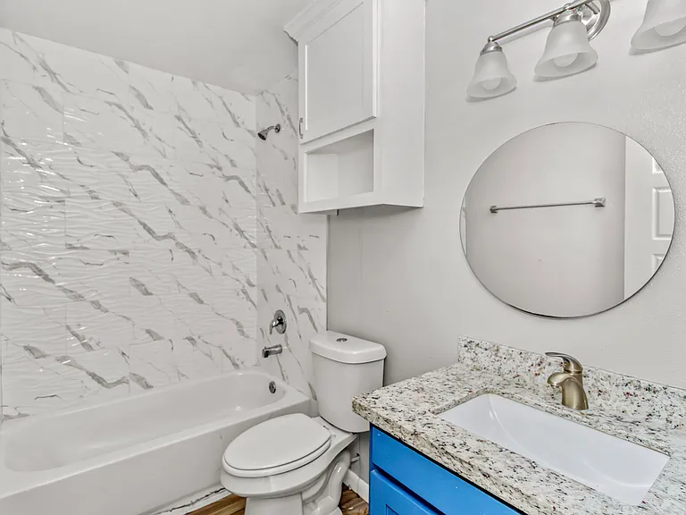 607 E Washington St — Photo 3