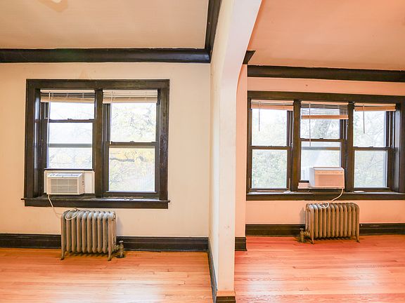 4th image of 2035 W Wellington Ave Unit 2