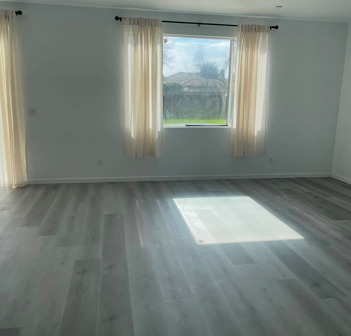 5 bed, 2385 sqft, $3,300 — Photo 4