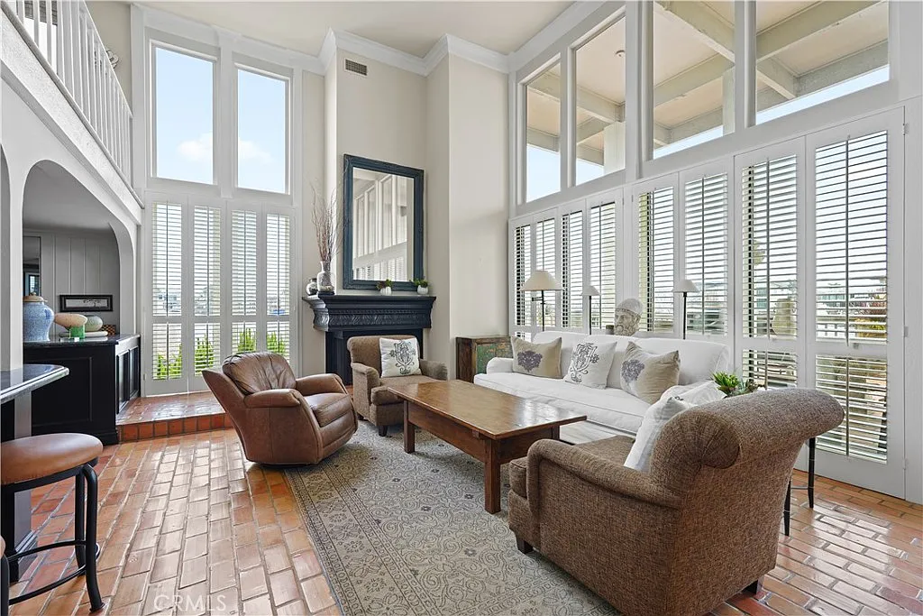 2 bed, 2120 sqft, $7,950 — Photo 3