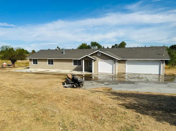 17643 Brook Dr E, Madera, CA 93638