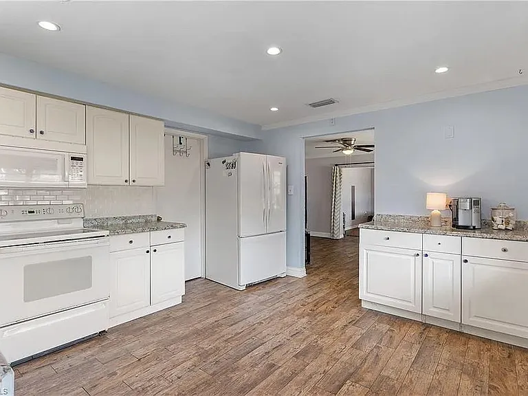 27639 Roslin Dr — Photo 2