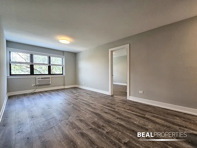 445 W Barry — Photo 124