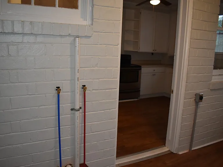 Washer/Dryer Hookups