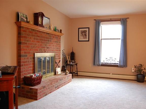 Living room w/fireplace