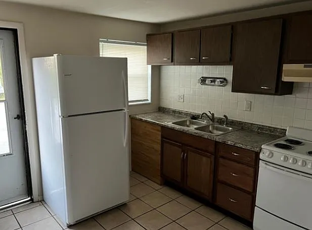 3 bed, 2125 sqft, $1,000 — Photo 2