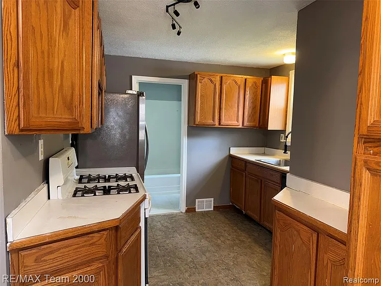 17930 Ruth St — Photo 11