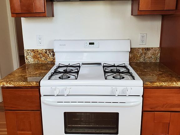 Gas stove Pretty cabinets