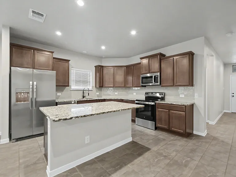 1475 Shadow Hill Ln — Photo 4