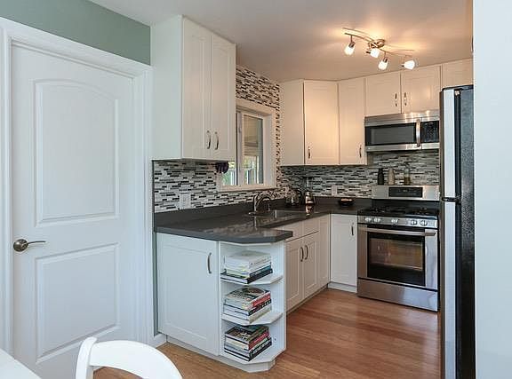 4th image of 2928 Union Ave