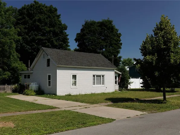 215 Monroe St, Sackets Harbor, NY 13685