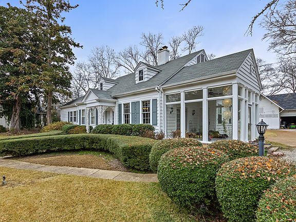 2nd image of 800 W Commerce St